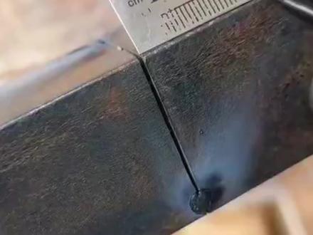 看看日本焊工是怎么把2根三角铁接一起的,太先进了!