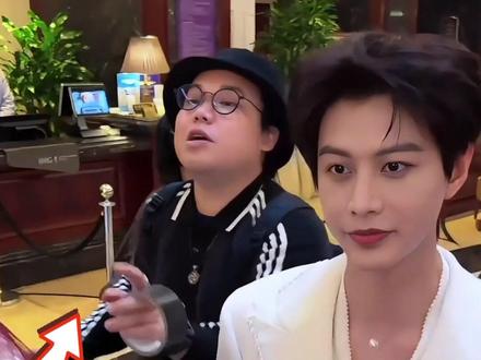 为何何健麒从不换助理“菜菜”,回看两人来时路,才知雇佣背后是更深的羁绊#何健麒 #陈添祥 #马小宇 #内容启发搜索 #影娱热点团