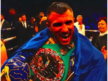 仅用3场比赛获得世界拳王金腰带,12场就获得3个量级冠军,“高科技战士”瓦西里洛马琴科#拳击 #洛马琴科 #传奇人物
