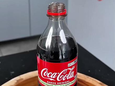 可乐+肥皂,会发生什么化学反应呢? 把肥皂放进可乐里,立马变成厨房清洁神器。
#可乐 #肥皂#清洁神器