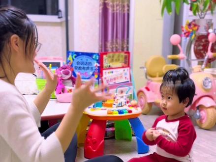 👧两岁宝宝推荐:0-3岁早教儿歌、幼儿早教启蒙歌谣《我的小小手》🤗
👩妈妈经验分享:孩子对周围世界充满好奇,利用这一点很关键,会说话的早教有声书,让孩子跟读。
#真实生活分享计划 #亲子互动 #早教 #早教启蒙 #小儒童会说话的早教书