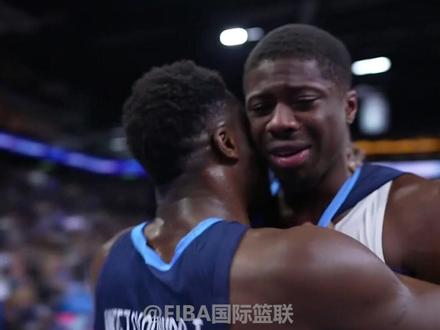 希腊96-107负于德国队止步#FIBA欧洲杯 八强后,字母弟科斯塔斯控制不住失落的泪水,掩面痛哭,二哥萨纳西斯急忙跑去安慰四弟。无论结果如何,家人永远是你坚实的后盾!阿德托昆博兄弟们的感情令人动容! #字母哥
