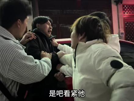 美女被陌生男子强行拉上车,还自称是她老公掩人耳目 #套路#骗局#正能量#社会百态