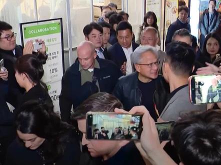 黄仁勋韩国街头吃炸鸡 与三星、现代掌门喝“交杯酒” 10月30日晚,英伟达创始人黄仁勋在韩国首尔,与三星电子会长李在镕、现代汽车集团会长郑义宣在一家炸鸡店共进晚餐。三人品尝韩式炸鸡啤酒,还挽臂喝了“交杯酒”。