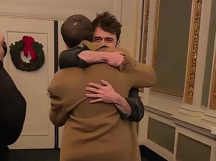 现实版霍格沃茨同学会!汤姆·费尔顿与丹尼尔重聚 从“萌娃”到“萌叔”的魔法人生!主播纯路人,做这期视频之后从才感受到甜汤真的甜!一个38岁的男人身上怎么还依旧有少年气息!太真诚啦!
#汤姆费尔顿 #德拉科马尔福 #2025年度影娱热点 #哈利波特 #抖音精选