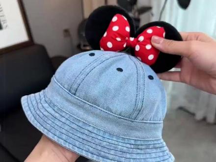 戴出去被羡慕坏的一顶卡通渔夫帽,软牛仔料子,柔软舒适,保暖防风,卡通造型萌趣可爱!#帽子拍大片 #帽子控看过来 #儿童帽子 #萌娃穿搭 #生女儿就是用来打扮的 xh