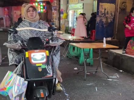 姐妹们~老外就像个小孩一样 哈哈哈~这买完衣服要吃桂萍牛肉饺子!吃到了蛮开心!#深夜放毒 #牛肉锅贴 #小马哥和辣妈 #味道好极了你们想吃吗 #武汉美食