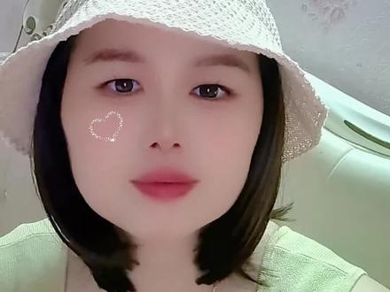 再次给大家介绍一下我的病情,我是6月21号确诊的浸润性乳腺癌,分型是二阴一阳,也就是HER2(3+),然后我是6月24号在上海肿瘤医院徐汇院区做的手术,我的是比较早期的,然后也是无转移的,所以我的主治医生给我定的治疗方案是4个大化疗分12个小化疗化这样,听她说小化疗副作用小,然后恢复的也快,然后再加1年18次的靶向治疗这样,目前我已经做了9次小化疗+打了3次靶向这样,后期我会一直更新视频记录我的整个治疗过程,感谢大家的支持,希望所有刷到的病友,都能早日康复,永不复发转移,希望所有刷到的正常朋友,都能平平安安,健健康康的#早日康复战胜病魔 #浸润性乳腺癌 #her2阳性 #化疗的我