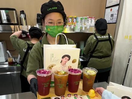 蔡徐坤林里全套周边拿下!林里你不要太懂我们ikun! #蔡徐坤林里 #蔡徐坤林里全球品牌代言人 #林里LINLEE #喝出本心活出真我