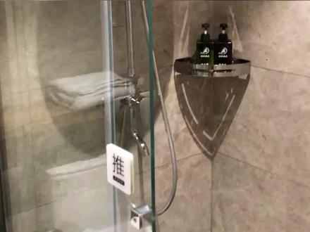 在常见的卫生间里面居然发现了一个摄像头,尴尬坏了……#隐私安全 #酒店安全 #提高安全意识 #注意防范 #女性安全