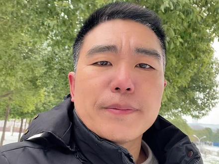 你曾写在雪地里的诗句,有人回复了吗?如果没有,那就写在评论区吧!#雪地里的诗句 #冬天的浪漫气息 #雪花满天飞 #真实生活分享计划 #下雪了