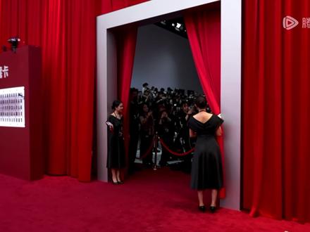 做活动的姐姐也好可爱,离开时还不忘记带上小狗#星光大赏陈妍希 #狙击蝴蝶周柯宇陈妍希