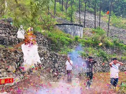 第三年清明 您现在过得好吗 不用来保佑我 去过新的生活 去享福 只是偶尔会想 这冗长的一生再无法与您相见 难免哽咽 您的一生籍籍无名 但我会记得很久 我们一切安好 您在新的世界也要安好 明年我还回来🕊️
#不用来保佑我去过新的生活