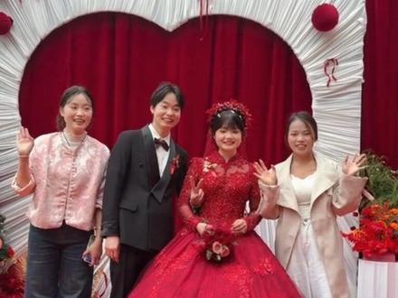 跟着队伍去接亲啦~
我们这边讲究单数婚车,11辆车出发,图个顺顺利利。
到了新娘家,先要喝完拦门酒,才能带着礼物进门。
之后大家一起吃肉喝酒,热热闹闹沾喜气。
第二天接新娘回家,路过山头放上鞭炮,红红火火。
祝红安弟弟跟弟媳永结同心,白头偕老#记录真实生活 #农村婚礼 #结婚