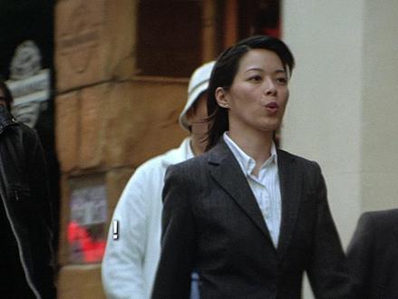 【沉浸精讲】他能看见人心里的鬼!深度拆解最癫狂电影《神探》! 在这个世界上,只有一种人能看清真相,那就是疯子。但如果看见真相的代价是被所有人视为异类,你还愿意睁开那双眼睛吗?
重温杜琪峰与韦家辉联手打造的《神探》,这种寒意依然直透骨髓。这不仅仅是一部警匪片,它更像是一把手术刀,在这个名为“文明社会”的肌体上,精准地剖开了一道关于人性的口子,里面流淌出来的不是血,而是名为“欲望”的鬼魂。
电影的主角陈桂彬是一个极具悲剧色彩的天才。他割下耳朵送给长官,行为癫狂,被世俗认定为精神分裂。然而,导演赋予了他一种极其残酷的天赋——看见人心中的“鬼”。在陈桂彬的眼中,人不再是单一的个体,而是由贪婪、懦弱、暴虐等多种人格具象化组成的集合体。
电影最让我震撼的设定,莫过于对反派高志伟内心世界的具象化呈现。表面上,高志伟是一名冷静干练的警察,但在陈桂彬眼中,他体内竟然寄居着七个不同的人格!这七个“鬼”在镜头前争吵、算计、互相掩护,完美诠释了何为“知人知面不知心”。这种视觉奇观不仅让人头皮发麻,更让人不禁自问:在我们看似正常的皮囊之下,是否也藏着几只无法示人的“鬼”?
然而,比恶人的“鬼”更可怕的,是好人的“变”。影片中年轻警官何家安的转变令人唏嘘。起初,他满怀正义请陈桂彬出山,他心中的人格是一个单纯懵懂的小男孩。但随着案件的深入,面对生死的威胁与利益的诱惑,那个小男孩逐渐消失了,取而代之的是算计与阴暗。
影片结尾那场经典的“换枪大戏”,在破碎的镜阵中上演。那一刻,疯子、恶人、变节者混作一团。当只剩下唯一的幸存者何家安时,他不断地摆弄现场的枪支位置,编造有利于自己的口供。这一幕极其讽刺——所谓的“真相”,不过是活下来的人为了掩盖私欲而精心编织的故事。
看完《神探》,我感到一种深深的无力感。陈桂彬作为全片唯一的“清醒者”,因为看见了世界的本质而被视为疯子;而那些满心鬼胎的“正常人”,却能在社会中游刃有余。这部电影不仅是银河映像的黑色经典,更是一面照妖镜:它让你看到的不是电影里的故事,而是现实中复杂难测的人心。#悬疑 #人性 #神探 #抖音精选