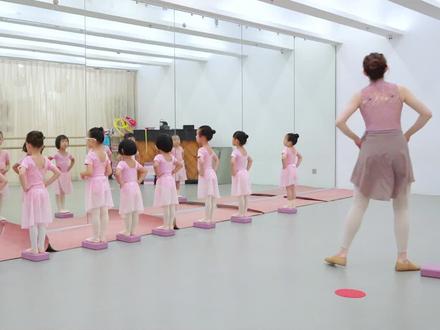 #舞蹈课堂随拍 综合性小训练,一起学起来吧!#天鹅湖畔 情景式课堂!@抖音小助手 @DOU+小助手