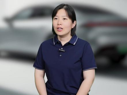 很多比亚迪车友下车后,还在习惯性地掏手机翻APP锁车?说实话,这种操作太掉价了,完全没发挥出智能座驾的优势。今天教你一招,让你实现“离车即走,自动落锁”的潇洒。