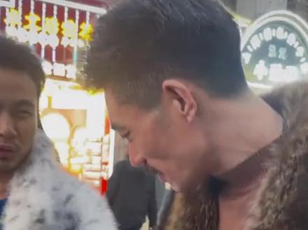 #和平饭店的老板 #玩命哥 #乞丐
#杜宾犬 只要你进了和平饭店,黑白两道的人都不敢动你,因为这个老板姓杜