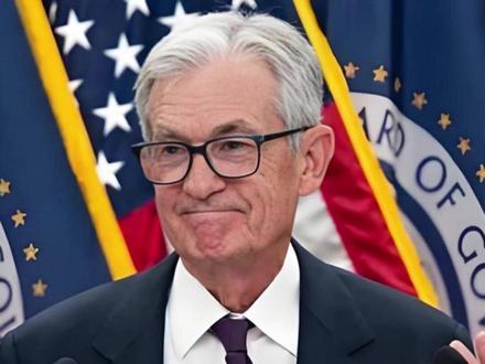 特朗普VS鲍威尔,美国感冒全球连锁反应,世界真要跟着吃药?5 手握全球货币霸权、掌控世界经济脉搏的美联储,真的要变成美国总统的“私人工具箱”吗?一直被奉为美国经济压舱石的央行独立性,如今正在被彻底撕碎,这场看似是两个人的权力博弈,实则是美国经济全面失序的开端,更是颠覆所有人认知的真相:曾经不可一世的美国金融霸权,正在自己人发起的内斗中一步步走向崩塌。很多人觉得美联储是超然于政治之外的专业机构,只管制定货币政策、稳定经济大盘,和党派斗争毫无关系,可现实却狠狠打了所有人的脸。#硬核深度计划#全球创作者计划#零基础看懂全球#时代的荣耀#美联储