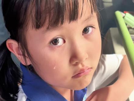 #希希同学 因为四月份午休时,和同学打闹的通告,失去了#竞选第一批少先队员 的资格!看着希希委屈落泪,心里满是心疼,小小的年纪已然懂得遗憾与失落,成长本就是一边犯错,一边懂事,希希加油#小学生日常 #记录成长 #希希成长记