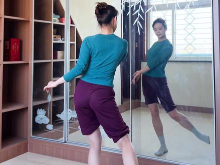 春晚《喜雨》0.9慢倍速,口令版镜面分解~ 回复 @瑞雪昭逸年/•᷅•᷄\୭的评论 加长版紧赶慢赶的赶出来了,过年没有舞室开门,家里唯一能录镜面的地方~🙏🙏#孟庆旸喜雨舞蹈挑战 #不知道喜雨舞姿很曼妙 #背面教学 #春晚舞蹈 #抖音年味舞蹈大赏