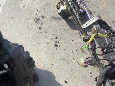 长安逸动空调风门调节电机,直接拆掉仪表台,拆掉前雨挡盖板,拆掉扶手箱,拆掉暖风水箱水管、空调管。一个电机可能就几十块钱,工时费比配件贵的多咯#汽车保养与维修 #修车 #汽车