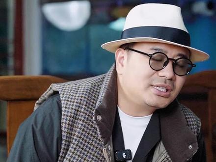 善行团·钢子 《钼山盟》
文:钢子(刘兴钢)
☯藏锋体
钢骨曾淬千钧雪
子夜尤记恩义长
不羡朱门酒肉香
才开金山报八荒
但倾沧海酬滴水
有日云车降瑞祥
财涌如龙破九霄
日月同鉴此心赤
后世当闻侠客行
必铸义碑立苍黄
协天巡地财神至
财散九州作星芒
神目如电照肝胆
感君风雪送炭忙
谢字未出口先热
帮得万民渡寒霜
助燃善行机车焰
过尽千帆仍少年
我以金石刻此誓
的卢踏月赠金鞍
人间自有真豪杰
!震彻山河钼山巅
☯
☯☯
仕凯同归士变君,
识得字头誓成金。
诸君且待!吾必协天巡地,拜谢风雪送炭人!
往事如烟散,唯此钼山盟、赤子心永耀金石,不改分毫!
#善行团
#善行团志愿者骑士车队
#善行团公益手记
@SXT·善行团
@善行团•游记
@老纪@是个人物