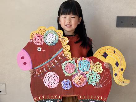 新年手工|用纸巾做非遗窗花装饰小马🐎
马年到,福气到
年味越来越浓厚了~
今天带嘟嘟做非遗剪纸
新年当然要剪出好彩头!
而且是集涂鸦,晕染,剪纸和拼贴在一起的小手工
又是硬控娃3hr的一天~
嘟嘟已经玩得不亦乐乎啦~边玩边感受年味!
这样好看的包装放在家里感受到浓浓的年味
跟我们做窗花装饰小马一起装扮可爱的家
迎接春节的到来吧~
#马年手工 #新年手工 #亲子手工 #变废为宝手工 #手工窗花