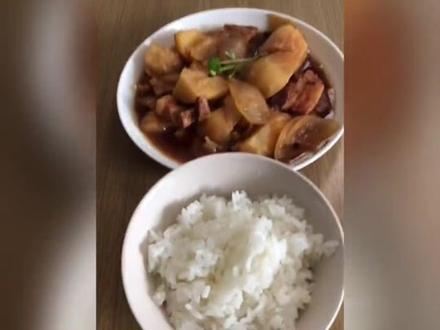 #穿越#穿越变成女生#变美 我叫魏泽,今天是我穿越变成女生的第二天。不知道为什么,从昨天开始这具身体就一直……