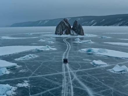 当地时间2月20日,一辆载有8名中国游客和1名俄罗斯司机的车辆在俄罗斯贝加尔湖奥利洪岛附近因冰面破裂沉湖,最终造成7名中国游客溺亡,仅1名中国游客逃生。
事发地点位于奥利洪岛的“三兄弟岩”附近,该区域是贝加尔湖知名观光点。初步调查显示,事发区域冰面因近期气温波动,冰层厚度不均、结构不稳定,且该冰面穿越路线自2月初起就已因出现大量裂缝被正式关闭,禁止车辆通行。但涉事司机无视安全禁令,发现冰面裂缝后未停车绕行,反而试图加速通过,最终导致车辆坠入冰窟。
事故发生后,俄罗斯紧急情况部迅速调派潜水员、破冰设备及直升机赶赴现场开展搜救工作。中国驻伊尔库茨克总领馆得知消息后立即启动应急机制,派领事官员赶赴事发地,全力妥善处理善后事宜。俄罗斯侦查委员会已就此次事故立案刑事调查,以“提供不符合安全要求的旅游服务致2人以上死亡”和“玩忽职守罪”展开全面核查。同时,当地已全面禁止机动车辆在贝加尔湖冰面行驶。
