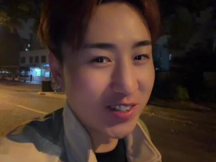 什么情况?娱乐局竟然白蹭AS50#说真话独立思考 #上海羽毛球 #羽毛球 #尤尼克斯