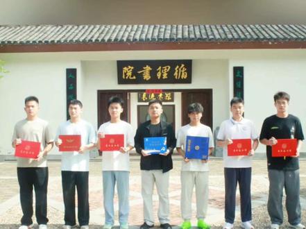 寿县一中七名学子圆梦军校。(记者:徐洁 谷荣,复审:谷荣,终审:戴玉苗)#淮南广电天天帮忙#军校 #高考 #寿县一中 #淮南广电天天帮忙