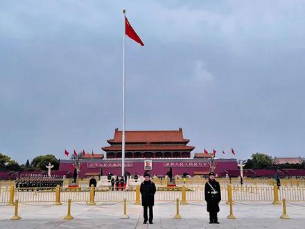 北京天安门广场降旗仪式全过程(完整版)
北京人民大会堂打卡收工,15点准时离场!
在北京天安门广场硬吹两小时冷风,就为等这一场降旗!
冻到直跺脚,结果看到国旗护卫队迈着整齐的步伐走来,国旗在霞光里缓缓降下……那一刻,所有等待都值了!🇨🇳
来北京总要看一次降国旗吧!
#天安门 #降国旗 #降旗仪式 #北京