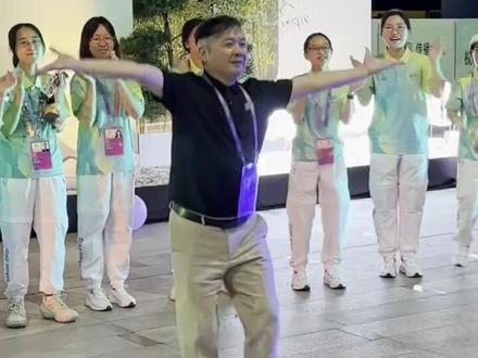 杭州亚运会志愿者“小青荷” 与指导老师一起舞动