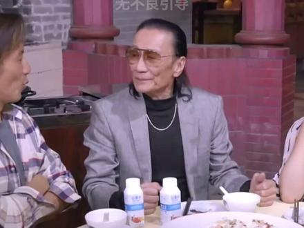 90 岁谢贤摘墨镜瞬间:谢霆锋都看呆了,岁月的痕迹全露出来了 #谢霆锋 #谢贤 #四哥 #墨镜
