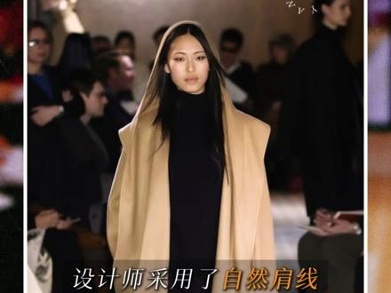 跟着秀场学穿搭之马吉拉爱马仕❗剪裁篇 🧥这期带你深扒Martin Margiela时期的爱马仕高级剪裁,揭秘3个能让微胖星人、梨形身材秒变“纸片人”的穿搭细节。都轻松穿出优雅贵气感!
🔑1、针对梨形身材与微胖身材的"障眼法”,这一季大量运用了隐藏式口袋和宽松但有结构的廓形。
修饰原理: 传统的外套口袋如果设计在臀部宽处,会横向拉宽身材。而Margiela将口袋“藏”在侧缝或设计成隐形插手袋,同时利用面料的垂坠感包裹身体。
实战效果:这种剪裁对梨形身材(胯宽、大腿粗)非常友好。它不紧贴身体,而是像帐篷一样撑起一个“空气层”,很好遮盖下半身的肉肉,只露出纤细的小腿部分。
🔑2. “解放腰线”:不收腰,才是高级的显瘦
这可能是颠覆大家认知的一点。当时的秀场Look(包括张曼玉穿的那几套)大多是直筒或微廓形的,没有明显的掐腰设计。
#margiela秀场 #显瘦穿搭 #显瘦廓形 #每天一个穿搭灵感 #Hermes
修饰原理: Margiela采用了“自然肩线”,去掉了垫肩,让衣服顺应身体的自然垂落。
实战效果: 对于腰腹有肉或没有明显腰线的H型身材来说,这种剪裁避免了“勒出游泳圈”的尴尬。它通过“模糊腰线”,利用长款外套或叠穿,打造出一种“直上直下”的修长感,视觉上直接瘦了5斤。
🔑3, 长期主义单品:"多变剪裁"外套
Margiela 在设计中运用了“一衣多穿”的剪裁,比如那件斗篷外套,可以是披肩、可以是外套,还有多种穿法的披肩
允许穿者根据自己的身材变化随时调整。可控的松弛”,让衣服去适应人,而不是人去适应衣服。
实战效果:比如多穿法的披肩,还有开衫,允许穿者根据自己的身材变化随时调整。可控的松弛”,让衣服去适应人,而不是人去适应衣服。
🌟 总结一下“身材作弊”公式
宽肩/壮硕: 选深V领、纵向线条。
胯宽/梨形: 选直筒廓形、垂坠面料、隐藏式口袋。
腰腹有肉: 选自然肩线、不收腰的H型大衣。
生活不是忍受减肥的痛苦,希望这3点能帮你选到,轻松穿出优雅贵气的梦中情衣。