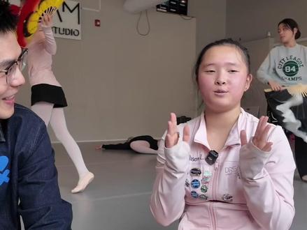 16岁ABC女孩7天中国行,一句话戳中我 去年我在波士顿海选《闪光的少年》,一个16岁ABC女孩跳了支《悟空》,我们当场把她带回中国。
可到了中国她却判若两人——台上发光,台下却总躲在队伍最后,不爱说话。
直到海底捞那晚,甩面师傅一放音乐,是她第一个冲出去跳,全场被点燃🔥
最后一天在京剧院,她主动说:"能给我画个孙悟空吗?"
那一刻,你很难相信她是在美国长大的。
她说:回到中国,才真正连上了身体里中国的那一部分。
如果是你,你会让海外长大的孩子回中国看看吗?评论区聊聊👇
#海外华人 #ABC #纽约阳台大学 #海外育儿 #闪光的少年