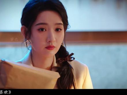 假吻引爆豪门决裂!两大家族联姻告吹 #突然的喜欢 #电视剧解说 #陈星旭 #王玉雯 假吻变真危机!林欢儿为帮高海明摆脱谢婉君,当众强吻上演“亲密戏码”,直接导致高谢两家联姻破裂。高海明第一次正面反抗父亲,誓言不再做家族傀儡。而商业战场硝烟骤起——富创集团暗中策反乐涛整个研发团队,并启动收购计划。高海明抛出五倍薪资紧急招聘,打响股权保卫战。当林欢儿发现高海明珍藏着自己遗落的鞋,当父亲递来房产证说“拿去还债”——穿书攻略任务与现实商战纠缠升级,好感度却诡异停滞。这场始于游戏的爱情,正在撬动真实的豪门格局。