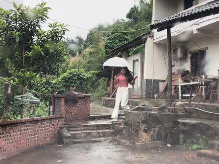 第一次去女朋友家做客,临走时姑娘给我一个红包,打开一看里面是两朵🌼,想了半天也不明白,她这什么意思?难道送这个礼物,这门亲事算成了吗?#意想不到的结局