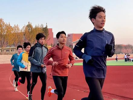 #中长跑 8公里混氧,最后30/60各两组。#马拉松 热身4公里 间歇跑3000/2000/1000各一组 #体育生 #间歇训练