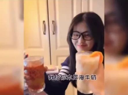 我给你温水泡枸杞,你给我木瓜泡牛奶,看懂得来#搞笑段子 #养生健康