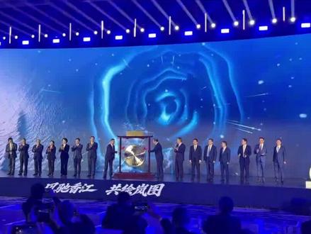 岚图港股上市 泰山X8亮相:622标准定义大五座SUV新标杆 #岚图汽车 #泰山X8 #热点新闻事件