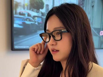 在谷歌总部,上手体验Android XR智能眼镜 【在谷歌总部,上手体验Android XR智能眼镜】今年谷歌I/O期间,科技行者TechWalker在谷歌美国总部,成为首批上手体验Android XR的媒体之一。这款智能眼镜,是谷歌和三星做的原型机,内置了Gemini 大模型,拿在手上感觉比一般的墨镜稍微重一点。整体内置了摄像头、扬声器、麦克风和右眼上的一块屏幕,轻按镜框侧面,就能显示日期、时间和天气这些信息,用起来还算方便。
我走到窗前,让Gemini告诉我看到了什么,它基本能准确回答,但是一些专业问题,比如问它具体是什么树,不知道是不是隔太远,它暂时还答不了。
我走到书架前,Gemini能准确识别书名、作者,随便翻开一页,也能让它总结这页的内容。当我走开之后再问它,它还能记得刚才看到过什么。但是,如果问它更早之前看到的东西,它就答不了了,所以它的上下文感知窗口,应该是 “分钟时长”的。
我还试了下翻译。我走到一幅画前,转换成中文问它问题,它能很快理解。如果我持续用中文和它交流,它就会默认使用中文对话,这点还挺自然的。
走到咖啡机前,可以让Gemini告诉你怎么用。走到唱片前,可以让它放一首唱片专辑的歌。
最shock的是导航功能,当我向前看时,视野中会出现类似AR导航的指示,当我低头看时,又能看到谷歌地图的视觉界面,有点像在看手机屏幕。美中不足的是,画面感觉偏小、画质还有提升空间。
整体体验下来,还是有不少惊喜的。这个Android XR平台,会有谷歌、三星和高通三方一起密切合作。谷歌还提到,首批采用Android XR的智能眼镜品牌,是GENTLE MONSTER和WARBY PARKER。这次I/O还展示了一款XR头显,是三星的设备,代号Project Moohan,会在今年晚些时候发布。所以,谷歌Gemini不止会用在智能眼镜上,也会用到耳机、XR头显等设备上。而且,它还支持OpenXR、Unity和WebXR,所以给开发者留了很大想象空间,可以为不同平台开发应用。
相比谷歌十多年前推出智能眼镜时的高调行事,这次感觉上没有那么大张旗鼓。但有了Gemini大模型加持,它确实看起来更成熟了一些。#谷歌眼镜 #AndroidXR #gentlemonster #谷歌 #Google