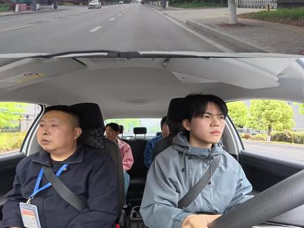 科目三考试语音播报前方右转弯结果遇到社会车辆挡路,如果是你,你会怎么做?来看看这个小哥是怎么从容应对顺利通过的!#科目三 #考驾照 #科目三考试 #驾考技巧