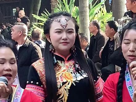 太阳妹 小疯妹 杨晓燕唱山歌,至今无人来相伴 #山歌对唱 #精彩片段分享 #现场演唱 #山歌 #山歌热门推送