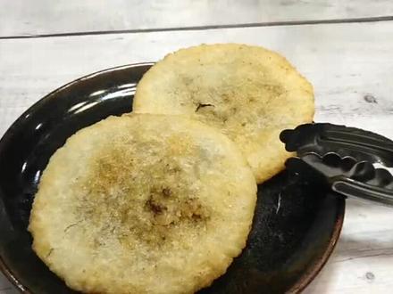 糯米绿豆粑是湖北特色早点之一,咸香软糯特别的好吃。