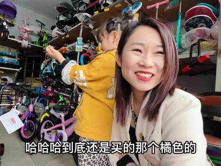 闺女老师让做手工花,媳妇摸黑钻到花坛里找材料,当家长的太难了