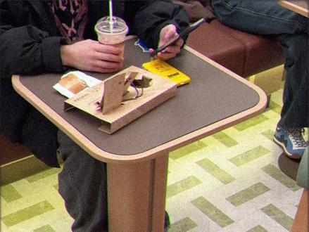 认真上班中,这杯「卡美罗普洱」茶友都说......#霸王茶姬 #归云南慢慢来 #街头采访