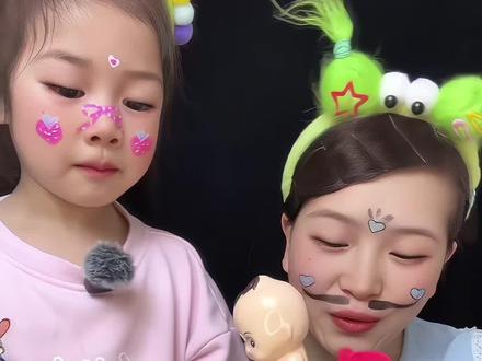 一口就吃完了,哪里还够分呀?#搞笑 #萌娃 #亲子互动 #吃糖果视频大全儿童