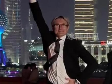 拉丁裁判跳舞,外国版法拉利先生热情奔放,我们的法拉利先生松弛含蓄。各有各的风格,活力感满满!#拉丁裁判进行曲等来了法拉利先生 #西装拉丁舞挑战 #不要在我寂寞的时候说爱我 #谢尔盖辛金斯 #拉丁裁判组团跳舞优雅拉满
